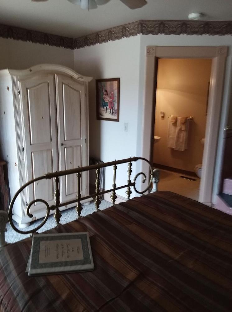 Queen Room with Spa Bath interior